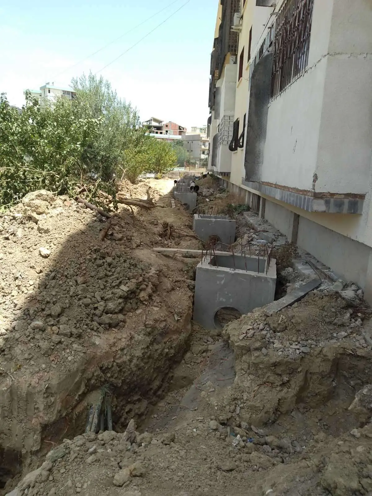 Tranchée de raccordement au pied d'un bâtiment