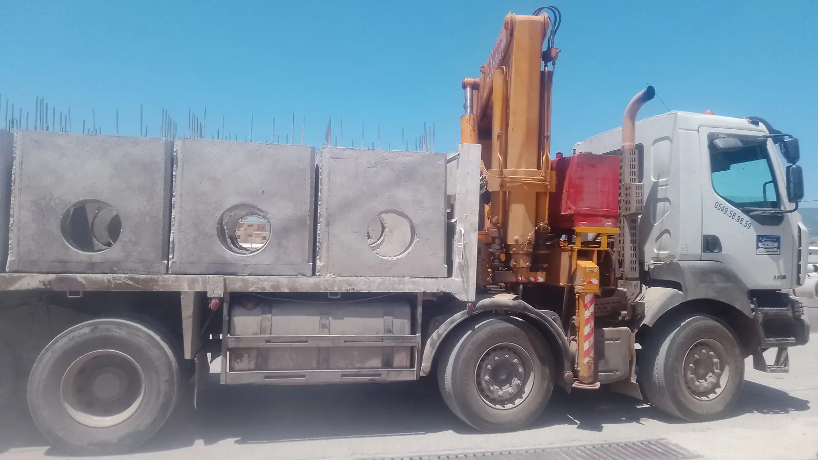 Camion-grue chargé de regards carrés