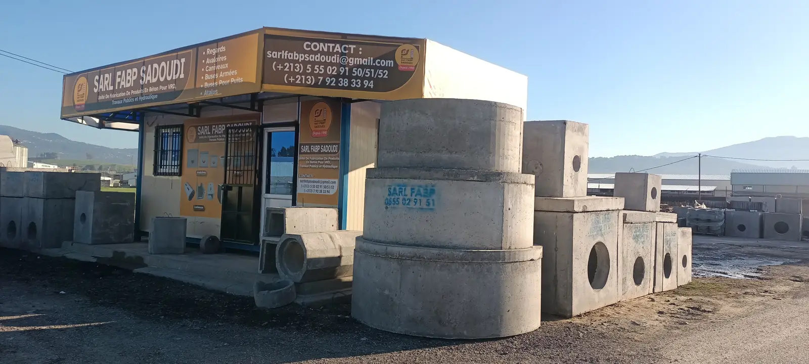 L'entrée du site FABP Sadoudi, avec le bureau et des regards ronds
