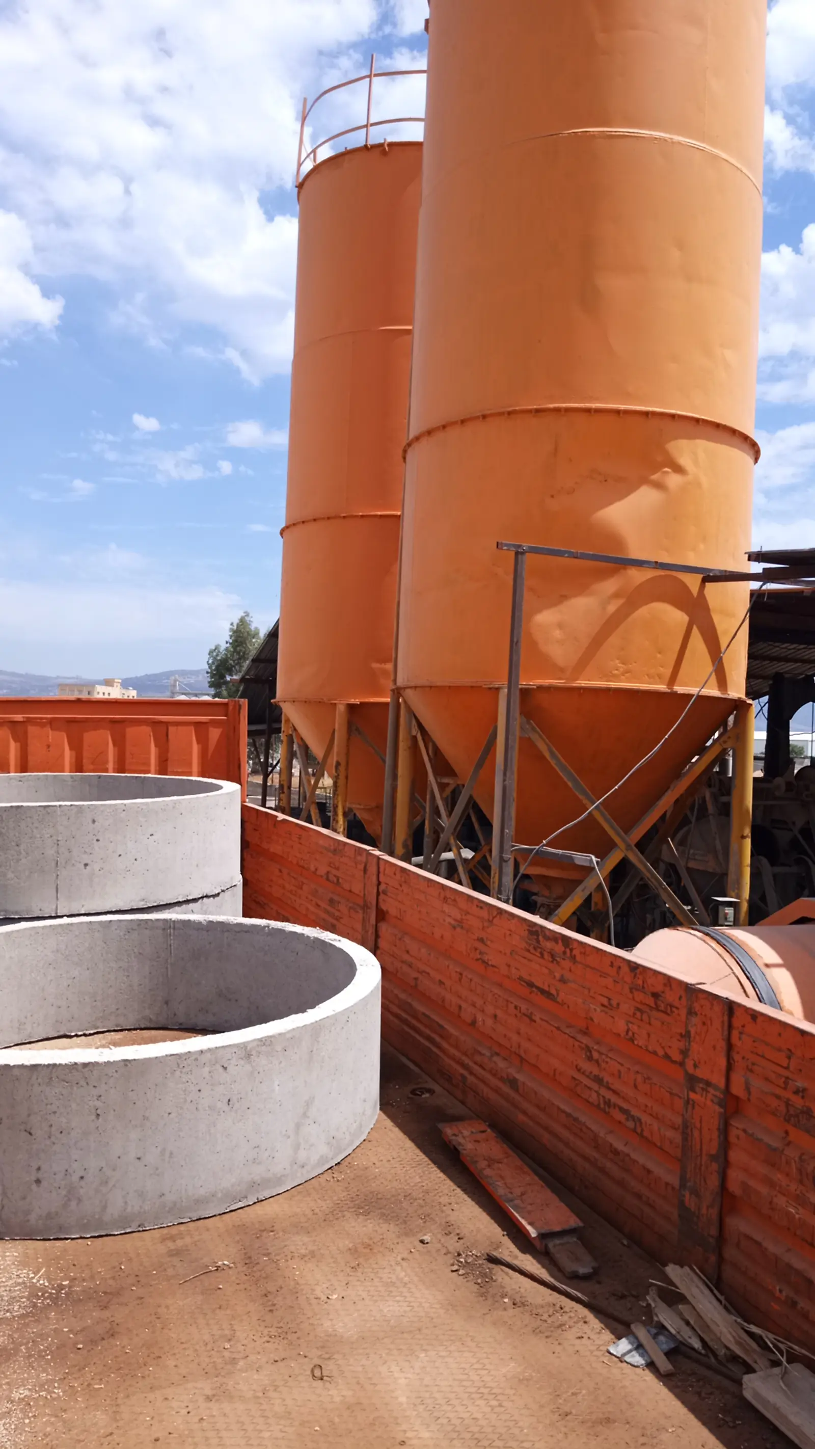 Silos et regards ronds chargés sur un camion, sur le site de Ouarkik